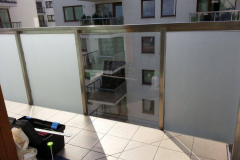 Oklejanie szyb balkonowych folią mrożoną
