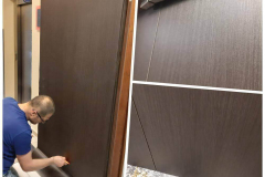 Montaż okleiny na drzwi