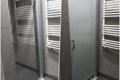 Drzwi prysznicowe pokryte folią matową