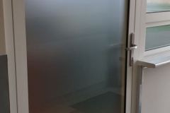 Szklane drzwi pokryte folią Mat Frost-X