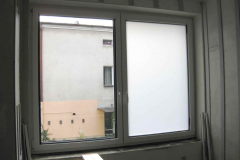 Folia mleczna na okna montaż