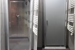 Szklane drzwi do prysznica pokryte folią matową