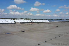 Montaż folii przeciwsłonecznej na świetliku łukowym