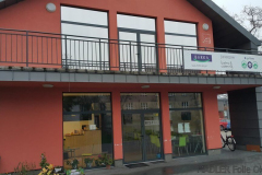 Na piętrze zamontowana folia Silver 80 XT, na dole szyby bez folii