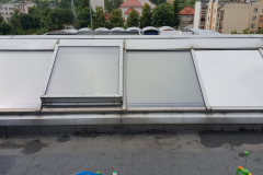 Montaż folii Silver 80 XT na szklanym świetliku dachowym