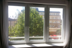 Roleta przeciwsłoneczna na oknie